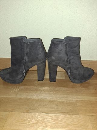 Botines grises ante plataforma