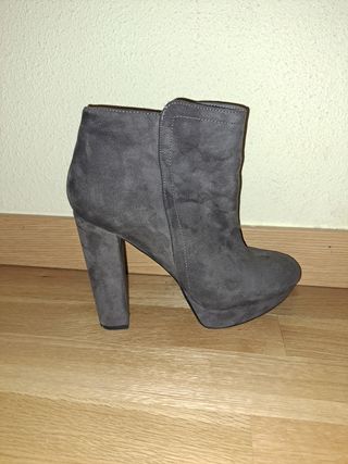 Botines grises ante plataforma