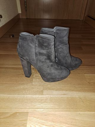 Botines grises ante plataforma