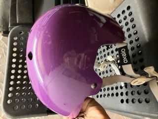 casco y protecciones para patinaje.
