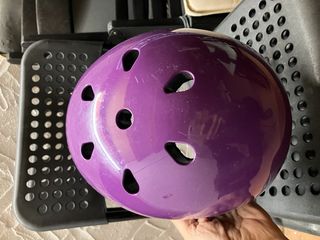 casco y protecciones para patinaje.