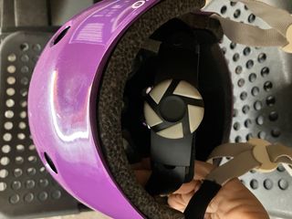 casco y protecciones para patinaje.