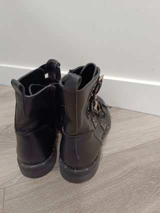 Botas negras con hebillas