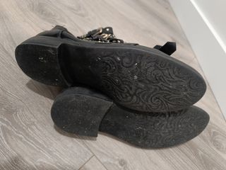 Botas negras con hebillas