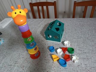 2 juguetes bebés encajar y torre apilar.