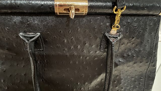 Bolso de piel de avestruz negro