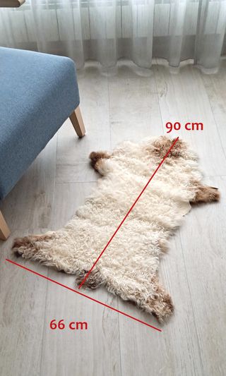 Alfombra clara de lana de oveja con piel