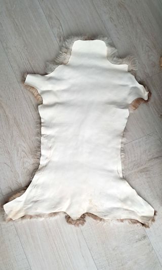 Alfombra clara de lana de oveja con piel