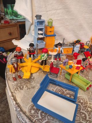 16 playmobil y muchos compl.casa y patio