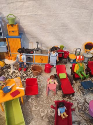 16 playmobil y muchos compl.casa y patio