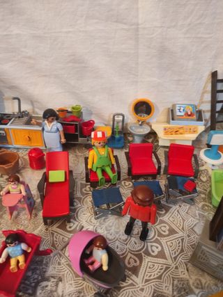 16 playmobil y muchos compl.casa y patio