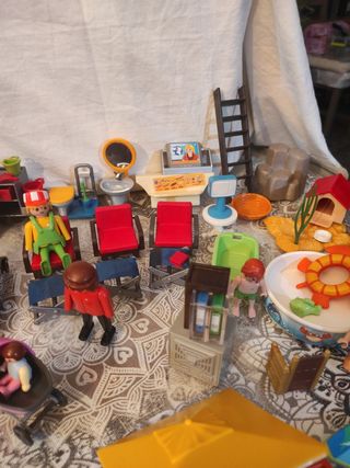 16 playmobil y muchos compl.casa y patio