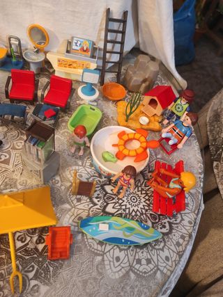 16 playmobil y muchos compl.casa y patio