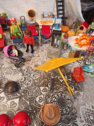16 playmobil y muchos compl.casa y patio