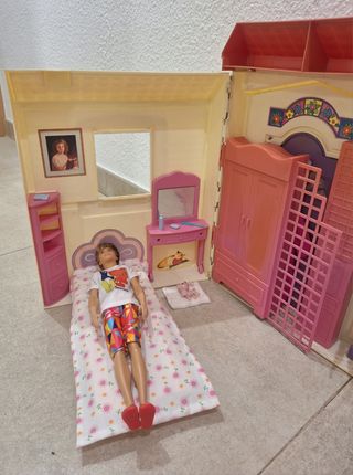 Casa de muñecas + Barbie y Ken