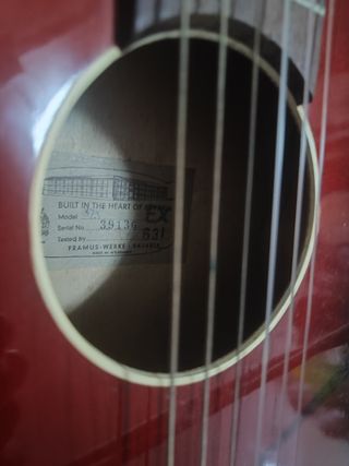 GUITARRA DE COLECCIÓN.