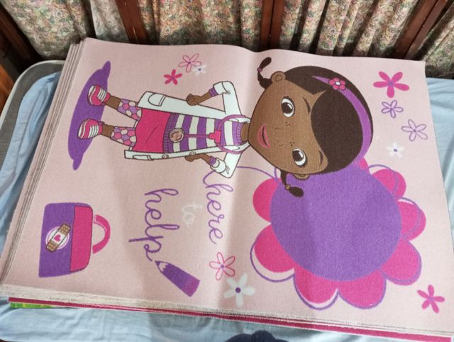 2 Alfombras Doctora Juguetes 132x94cm aprox.