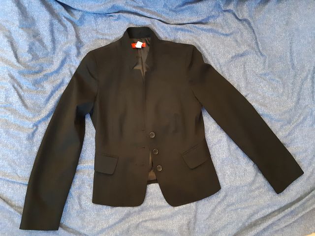 VENDO BLAZER NEGRO.NUEVO