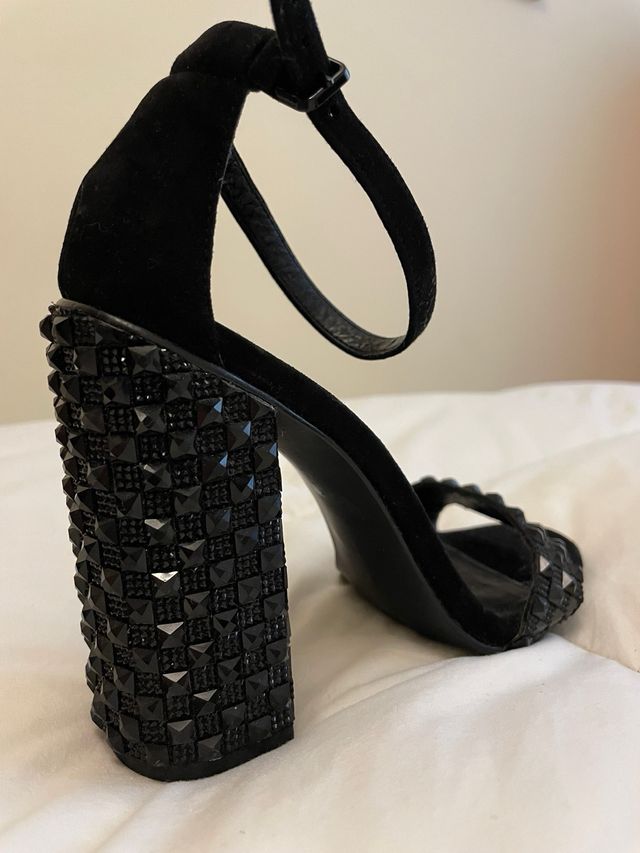 sandalia zara color negro tall 36