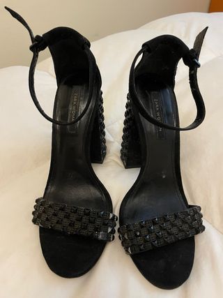 sandalia zara color negro tall 36