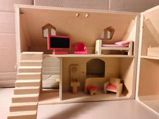 Casita de madera de juguete con muebles