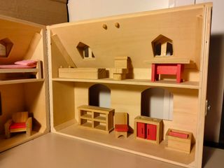 Casita de madera de juguete con muebles