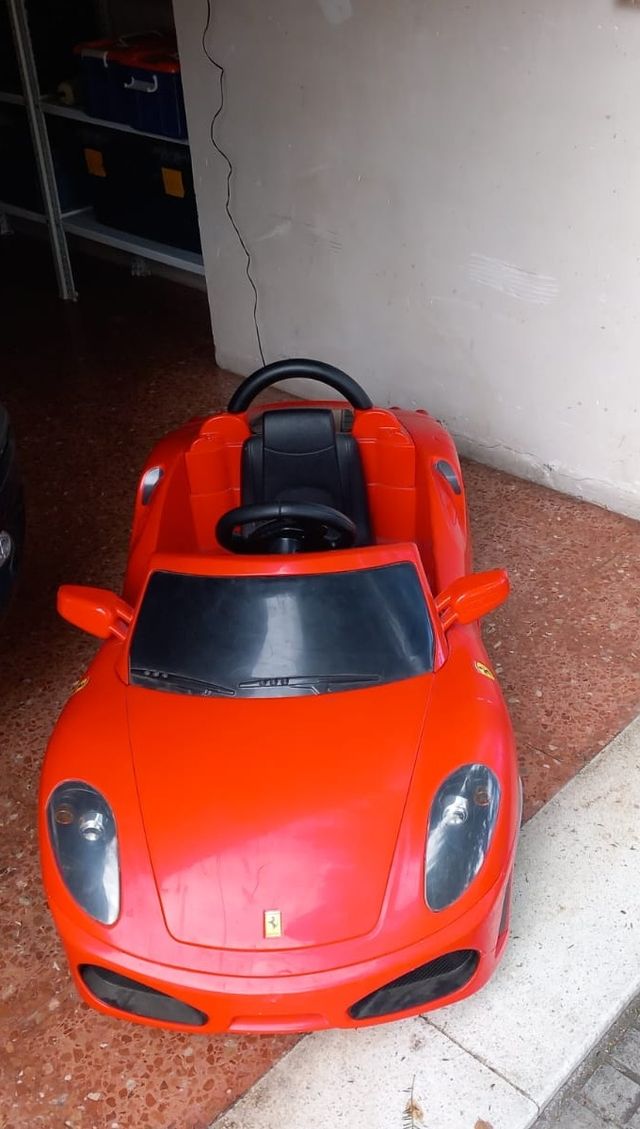 Coche eléctrico Ferrari con batería