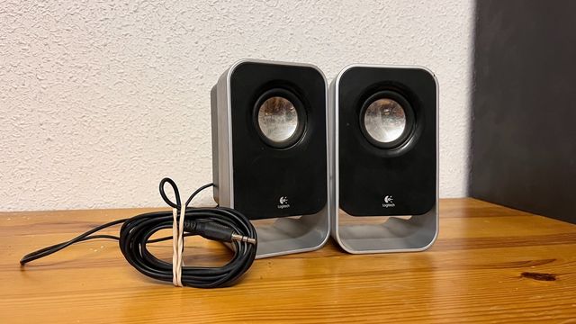 sistema de altavoces estéreo 2.1 Logitech