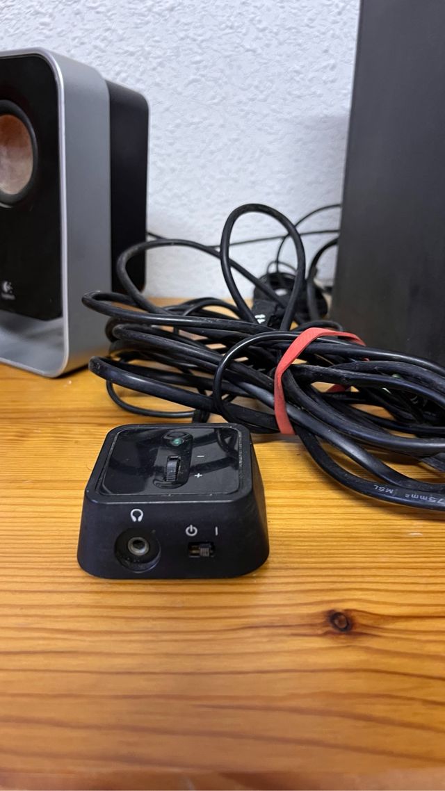 sistema de altavoces estéreo 2.1 Logitech