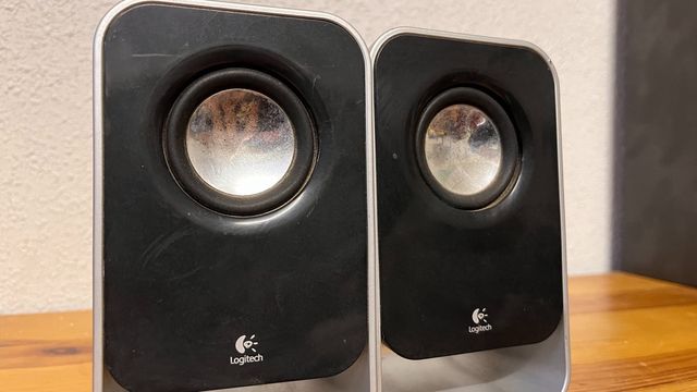 sistema de altavoces estéreo 2.1 Logitech