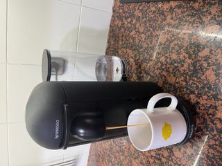 Cafetera Nespresso 70 capsulas regalo