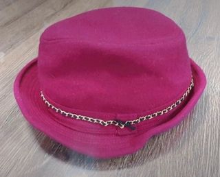 Borsalino burdeos con cadena granate