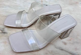 Sandalia con tiras transparentes