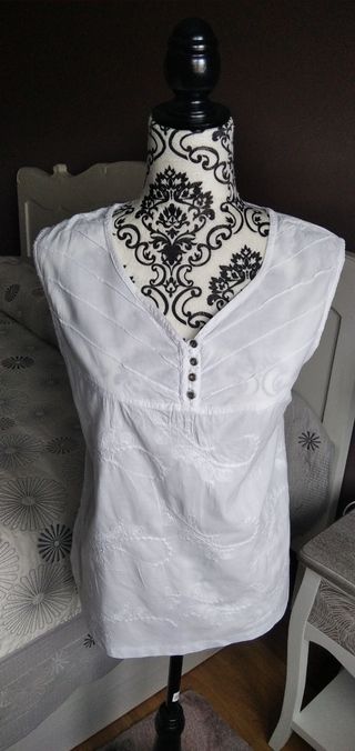 Blusa bordada sin mangas
