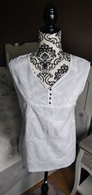 Blusa bordada sin mangas
