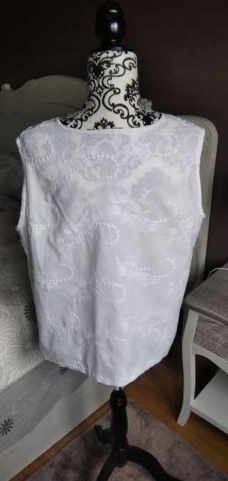 Blusa bordada sin mangas