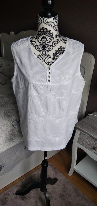 Blusa bordada sin mangas