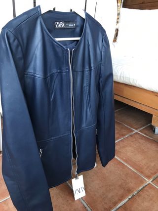 Americana de piel azul marino