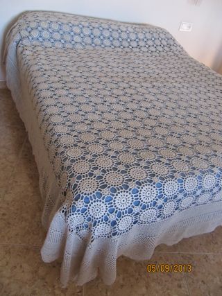 Colcha beige de ganchillo