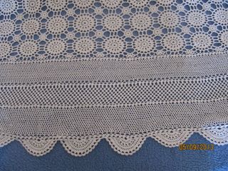 Colcha beige de ganchillo