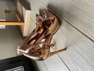 Tacones dorados T38 Nuevos