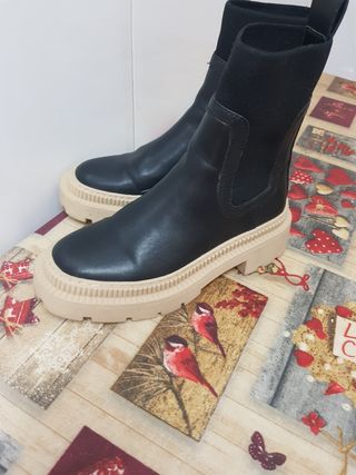 Botines negros con la suela color crema