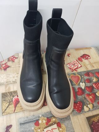 Botines negros con la suela color crema