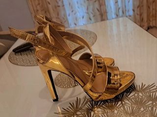 sandalia dorada zara