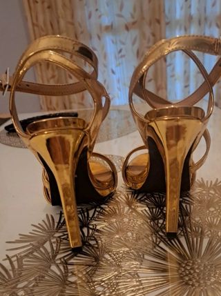 sandalia dorada zara