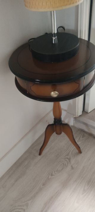 Mesa redonda y lámpara