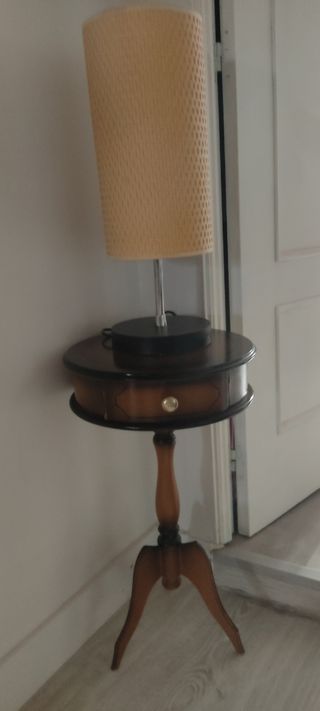 Mesa redonda y lámpara