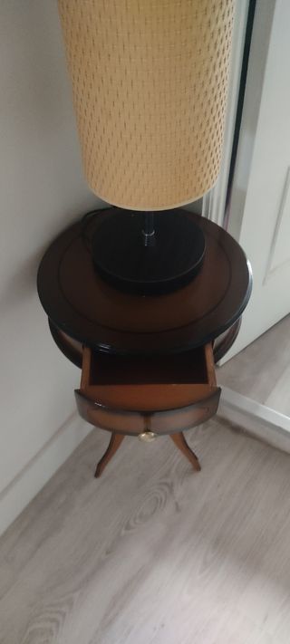 Mesa redonda y lámpara