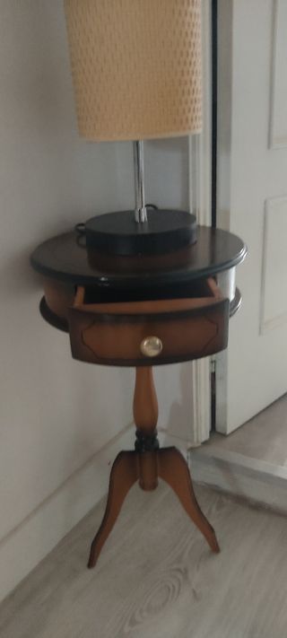 Mesa redonda y lámpara