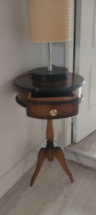 Mesa redonda y lámpara